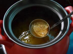 最后加入冰糖稍煮，搅拌融化就好了