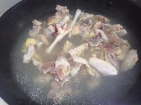 锅里倒入适量的清水煮开后，把鸡肉下锅焯去血水~