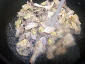 然后用冷水冲干净捞出沥干备用