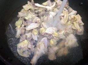 然后用冷水冲干净捞出沥干备用