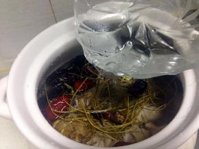 加入适量的清水