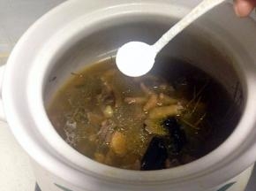 最后加适量的盐调味即可~