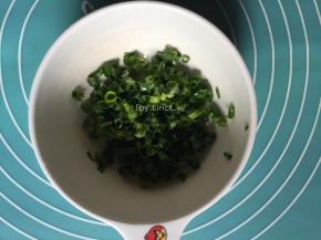香葱洗净后切成葱花待用