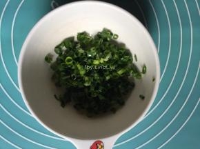 香葱洗净后切成葱花待用