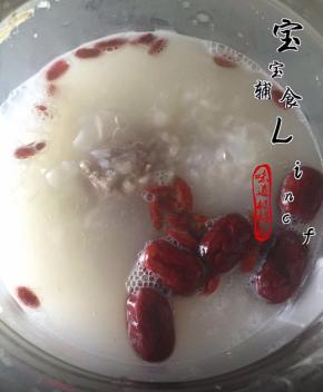 煮至沸腾后倒入红枣、枸杞、麦冬，继续煮