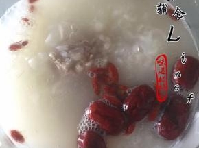 煮至沸腾后倒入红枣、枸杞、麦冬，继续煮