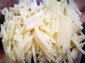 切成粗细合适的土豆丝