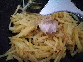 土豆翻炒到自己喜欢的口感，我个人喜欢粉粉的土豆丝，放入整颗鸭蛋黄