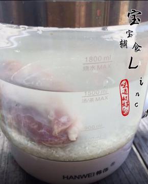 先将腱子肉和大米洗净，放入锅中（养生壶）煲炖