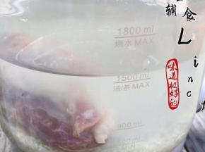 先将腱子肉和大米洗净，放入锅中（养生壶）煲炖