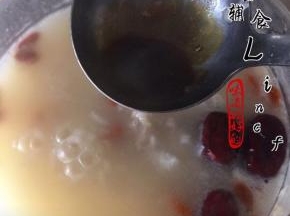 煲煮后加入少许酱油、少少许盐调色调味