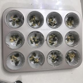 模具预先放入纸托，先放一些肉松和海苔。