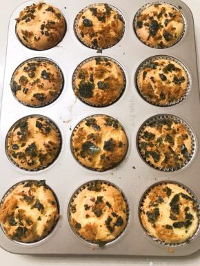 拿起模具用力震几下，震出气泡，送进提前预热好的烤箱中层，上下火150 度40 分钟，喜欢烤老一点香。出炉后稍凉就可以开吃啦。