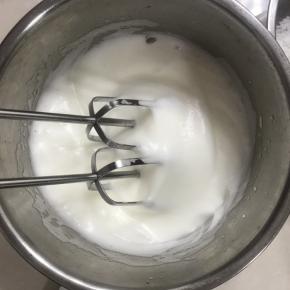 用电动打蛋器高速打至蛋白明显变大不流动，加入10 克白砂糖。