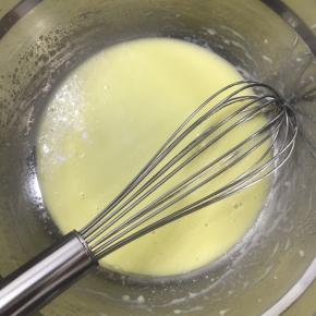 亚麻子油和牛奶用手动打蛋器充分搅拌至完全乳化