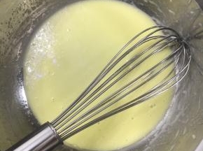 亚麻子油和牛奶用手动打蛋器充分搅拌至完全乳化