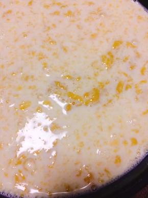 芒果打成芒果浆一起加入牛奶