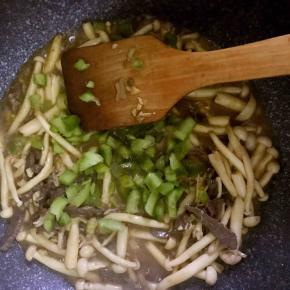 10.快出锅的时候倒入青椒翻炒片刻