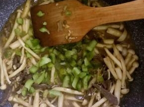 10.快出锅的时候倒入青椒翻炒片刻