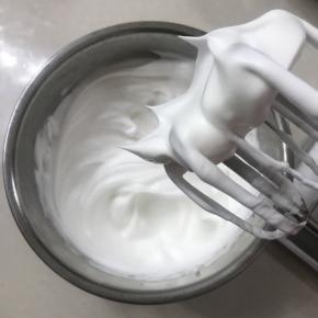 电动打蛋器转中低速打至轻轻拿起打蛋头有直立的小尖角为好。