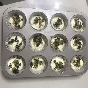 放一勺蛋糕糊，再放一层海苔肉松。