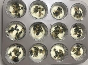 放一勺蛋糕糊，再放一层海苔肉松。