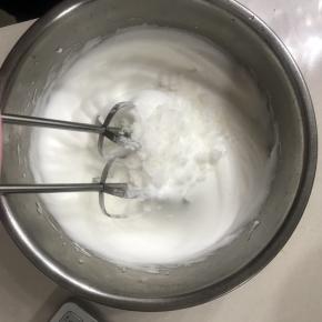 电动打蛋器高速打发至蛋白有明显纹路时，加入10 克白砂糖。
