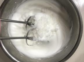 电动打蛋器高速打发至蛋白有明显纹路时，加入10 克白砂糖。