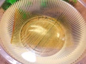 吉利丁片放入冰水软化