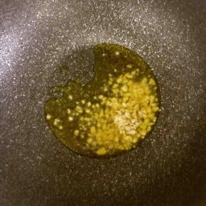 6.锅中热油，爆香蒜粒，并加入适量蚝油炒香