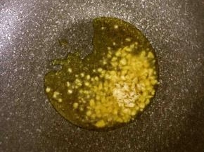 6.锅中热油，爆香蒜粒，并加入适量蚝油炒香