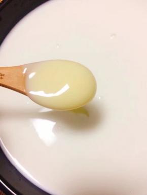 牛奶加热不沸腾加入炼乳搅拌均匀