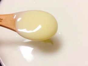 牛奶加热不沸腾加入炼乳搅拌均匀