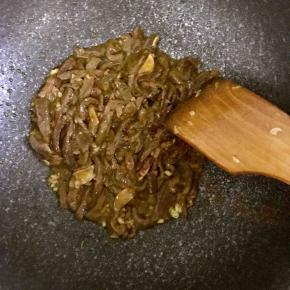 7.倒入腌制好的肉丝翻炒