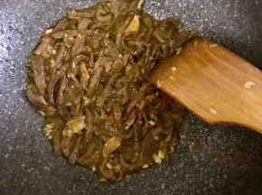7.倒入腌制好的肉丝翻炒