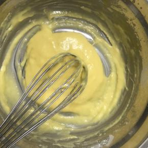 用手动打蛋器搅拌均匀，不要过度搅拌防止起筋。