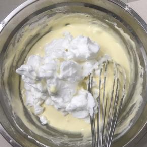 用手动打蛋器快速 z 字型搅拌均匀，全部放入蛋白糊，继续用手动打蛋器快速z字型搅拌均匀，最后用刮刀从盆底下彻底翻伴均匀。