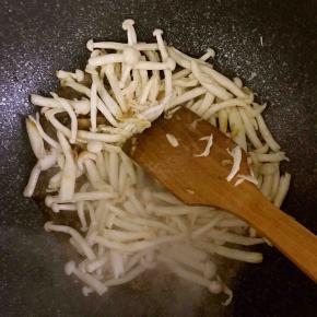 8.倒入白玉菇，并加入生抽，盐，黑胡椒翻炒