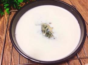 慢慢放入吉利丁片一起搅拌