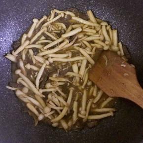 9.加入适量的水淀粉勾芡，不要放太多生粉，否则会太粘稠