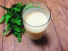 然后放入模具，冰箱冷藏一夜即可