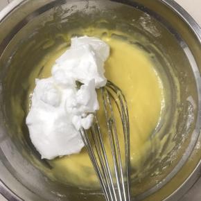 取三分之一蛋白糊放入蛋黄糊中。