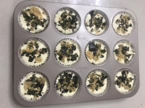 再次放入一勺蛋糕糊，表面再次放上一些海苔肉松。