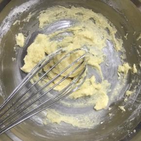 用手动打蛋器搅拌均匀