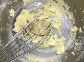 用手动打蛋器搅拌均匀