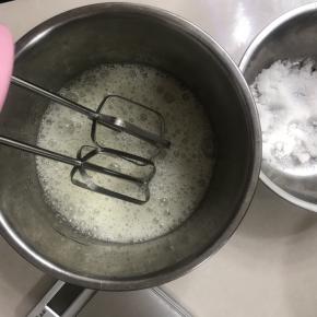 装蛋白的盆一定要无油无水，加入几滴白醋用电动打蛋器高速打至鱼眼状态时加入10 克白砂糖。