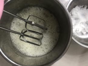 装蛋白的盆一定要无油无水，加入几滴白醋用电动打蛋器高速打至鱼眼状态时加入10 克白砂糖。