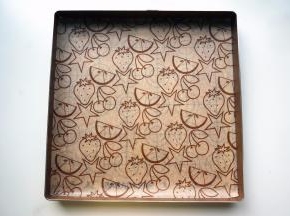 将带图案的吸油纸放入烤盘。