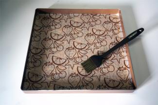 在油纸表面刷上一层薄薄的玉米油，备用。