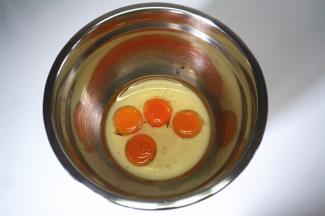 制作蛋糕糊：蛋黄，水，牛奶，20克细砂糖，玉米油同放入打蛋盆中，搅打至糖融化。